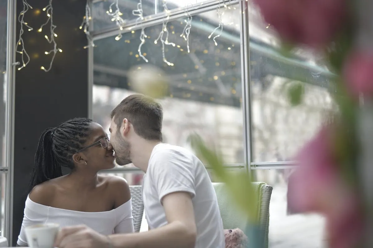 A couple on a relaxed first date at a campus café.